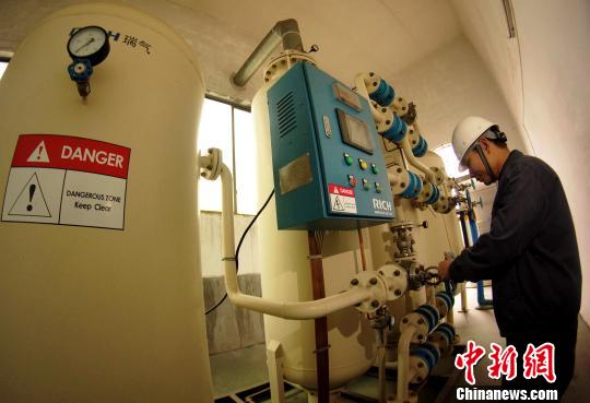 中央儲備糧贛州直屬庫有限公司一車間內(nèi)制氮設(shè)備正在作業(yè)?！⊥蹶魂?攝